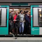 Des usagers dans le m&eacute;tro parisien