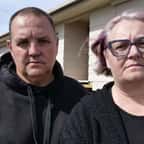 David et Melanie Moor devant leur maison