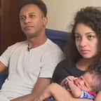 couple avec son bébé dans les bras