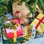 Billets de banque accrochés à un sapin de Noël
