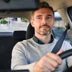 Un homme conduit une voiture