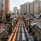 Une tranchée de chantier pour des canalisations de chauffage devant des immeubles