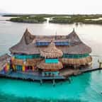 Cette auberge de jeunesse d’exception perdue au milieu de l’eau turquoise semble tout droit sortie d’une carte postale 