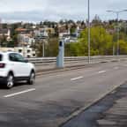 Une voiture passe devant un radar