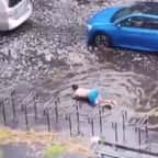 Un parisien nage sur un boulevard après l’orage !