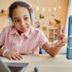 Une enfant se filme avec son téléphone