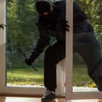 Un voleur s'introduit dans une maison