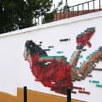 Cette oeuvre de street art a été brodée sur un mur à l'aide de vis et de fil