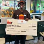 L'étudiant à Burger King avec un chèque