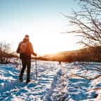 Un homme marche dans la neige