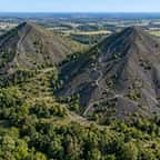 Vue aérienne des terrils jumeaux du 11/19 à Loos-en-Gohelle dans le Pas-de-Calais
