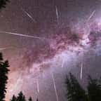 Pluie d'étoiles filantes illuminant le ciel 