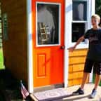 Luke Thill devant la tiny house qu'il a construite dans le jardin de ses parents.