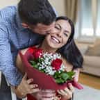 Une femme reçoit un bouquet de roses