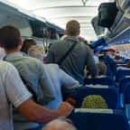 Des passagers debout dans un avion