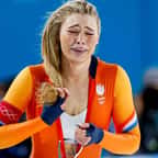 Jutta Leerdam dézipant sa combinaison aux JO 2026