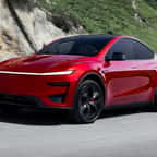 Une Tesla circulant sur une route européenne avec le FSD Supervisé activé