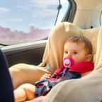 Un b&eacute;b&eacute; dans une voiture