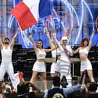 « Tout est à chier. Bravo Arielle ! » : les internautes se moquent de la prestation invraisemblable d’Arielle Dombasle aux JO de Paris 2024