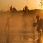 Des enfants jouent dans des fontaines 