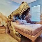 Pour les fans de Jurassic Park, cette villa sur le thème des dinosaures est dispo sur Airbnb
