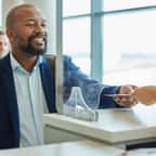 Un homme souriant &agrave; l'a&eacute;roport