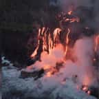 La lave se jette dans l'océan