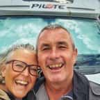 Karen et Myles Davies posent devant « Scoobie », le camping-car de 7,5 mètres dans lequel ils vivent depuis 2016.