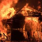 Appelé sur un incendie, ce pompier découvre qu’il s’agit de sa maison et ne parvient pas à sauver sa famille