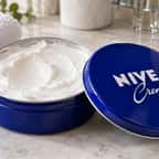La célèbre crème de la boîte bleue possède des vertus insoupçonnées pour le contour des yeux, à condition de l'appliquer correctement.