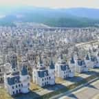 En Turquie, ces centaines de châteaux de luxe abandonnés filmés au drone forment une impressionnante ville-fantôme ! 
