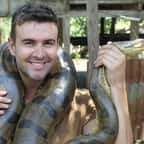 Un homme avec son python autour du cou
