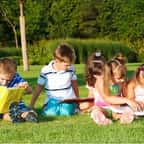 Des enfants font leurs études dans des crèches en forêt en Suisse