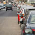 Très répandue, cette mauvaise habitude en voiture est illégale et peut vous valoir une amende