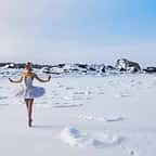 En Russie, une ballerine a dansé sur une plage enneigée pour lutter contre un projet de construction industrielle