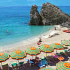 Une plage en Italie avec des parasols