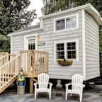 La tiny house Beach du Tiny Digs Hotel, à Portland, avec son porche et ses lucarnes