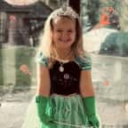 Vêtue d’une robe de princesse, une fillette de 5 ans se rend à l’école et explique que sa maman est inconsciente 