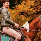 Face à la hausse des prix du carburant, il va au travail… à cheval !