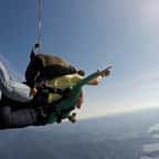 À 103 ans, cette grand-mère devient la personne la plus âgée au monde à effectuer un saut en parachute