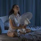Une femme utilise un ventilateur toute la nuit