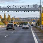 Des voitures circulent sur l'autoroute A14 dans les Yvelines, gratuite en semaine pendant les travaux du tunnel de Saint-Cloud sur l'A13