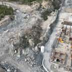 Des thermosiphons sur le site de l'ancienne mine d'or Giant, près de Yellowknife