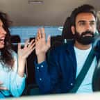 Un couple se dispute en voiture