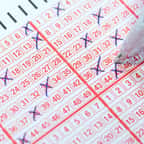 Suisse : il remporte le jackpot au loto en jouant une suite de chiffres improbable !