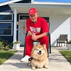 Coy Clifton, 63 ans, et son chien Chico devant sa tiny house de Bluff Street Village, à Toledo, dans l'Ohio