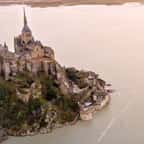 Le Mont-Saint-Michel redevient une île suite aux grandes marées, un spectacle magnifique