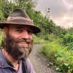 En dix ans, il visite plus de 200 pays sans prendre d’avion, avec 18 euros par jour en poche