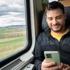 Jeune voyageur sur son téléphone dans le train