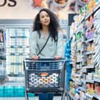 Une femme en train de faire ses courses dans un supermarché 